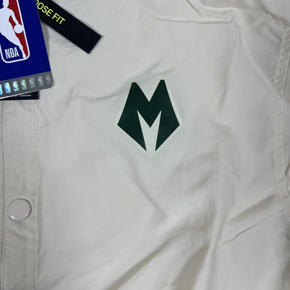 Milwaukee Bucks Jacket Mens Medium Cream NBA Basketball Nike M Logo Hooded Nylon